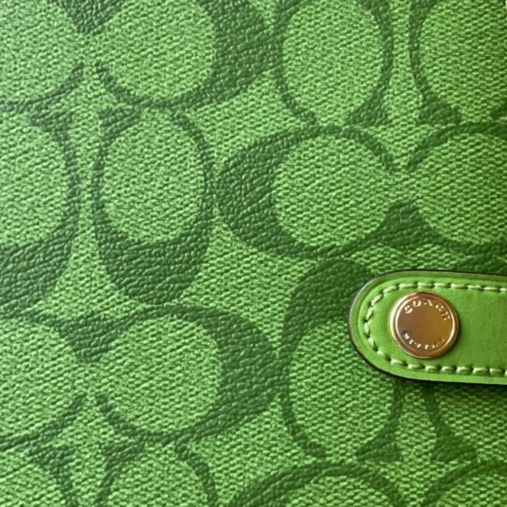 📚COACH NOTEBOOK IN SIGNATURE CANVAS COLORBLOCK NEON GREEN  📚